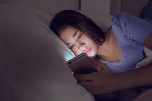 effective tips for teen insomnia: avoid screens 60 minutes before bed